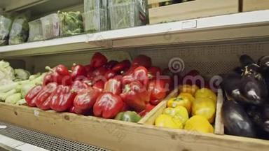 超市货架上各种蔬菜和水果